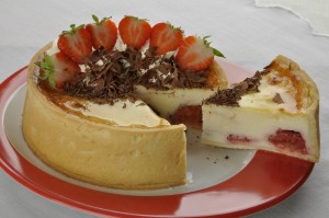 Cheesecake s jahodami a pečeným základem.